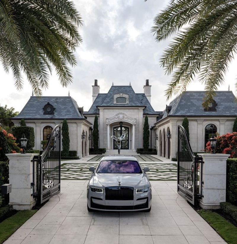 These 15 Photos Capture America’s Wealth At Its Most Extravagant - Decor Hint Vintage Rolls-Royce in Front of a Palm Beach Mansion – Florida