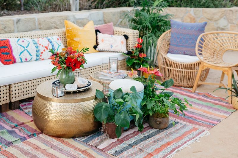 California Dreamin Outdoor Dining Setups From Santa Barbara Homes - Decor Hint Built-In Benches with Colorful Outdoor Pillows