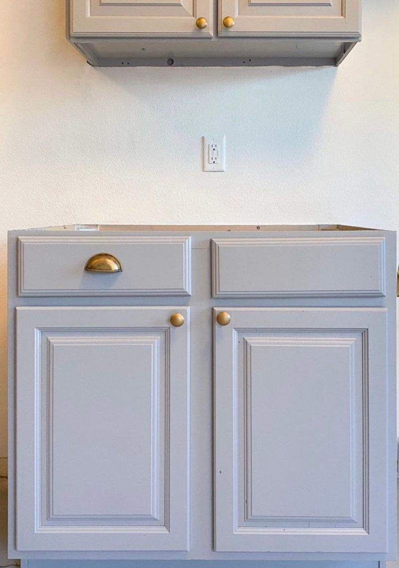 31 Kitchen Elements That Designers Wish Would Disappear For Good - Decor Hint Plastic Drawer Pulls