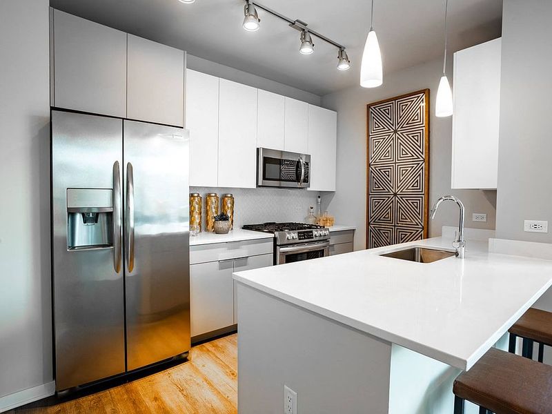 According To Experts 10 Things Hurting Your Illinois Kitchen's Style (And 10 That Help) - Decor Hint Stainless Appliances (helping)