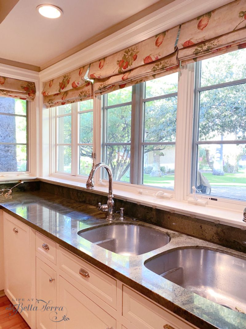 31 Kitchen Elements That Designers Wish Would Disappear For Good - Decor Hint Corner Window Fashions