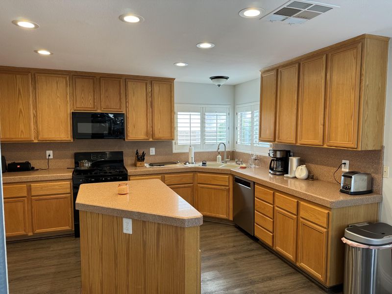 15 Kitchen Dealbreakers Nevada Homebuyers Can't Stand, According To Designers - Decor Hint Oak Cabinets With Heavy Grain