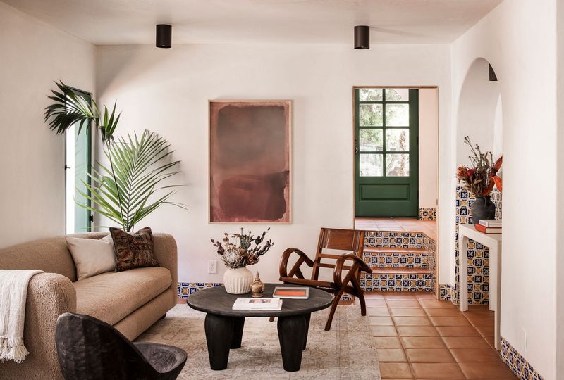 Small Living Room Don'ts 13 Design Fails And The 'Fixes' That Make It Worse - Decor Hint Bulky Coffee Tables (Design Fail)