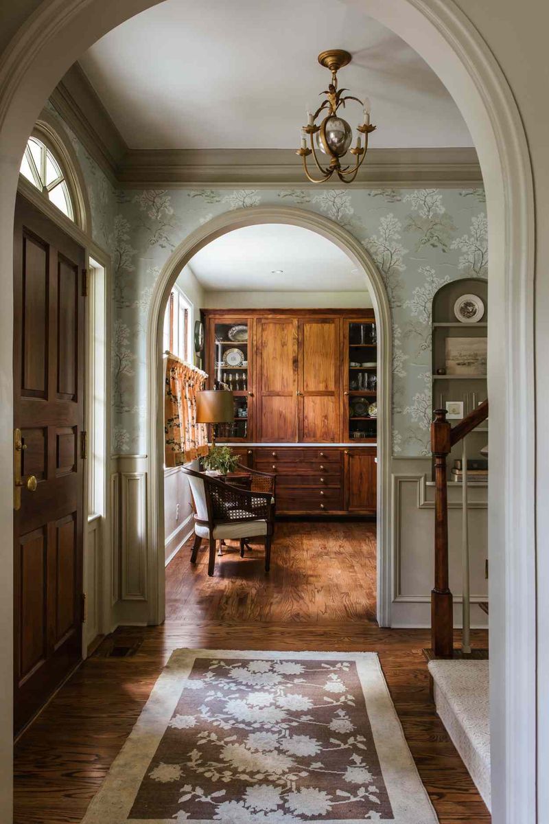 10 Signature Southern Design Elements Found In Georgia Homes And 3 You Simply Can't Skip - Decor Hint High Ceilings with Crown Molding