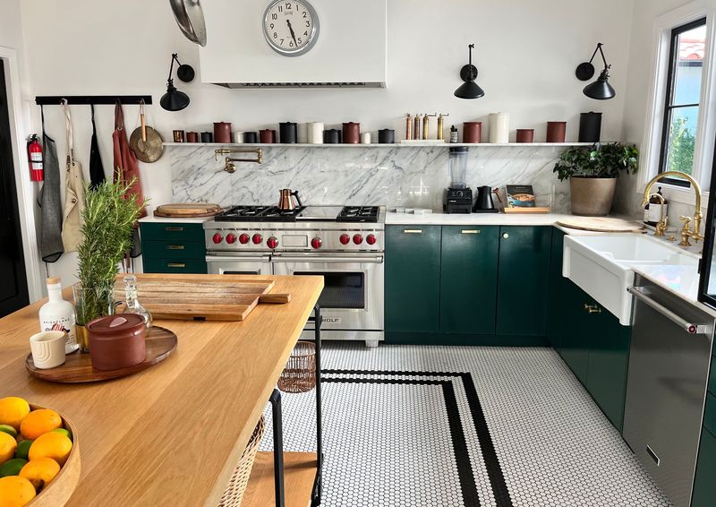 25 Old Fashioned '80s Kitchen Cabinet Trends That Everyone Wants In 2025 - Decor Hint Integrated Cutting Boards