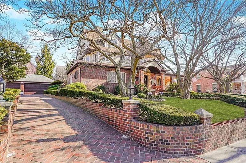 9 Curb Appeal Trends Born On New York's Oldest Streets - Decor Hint Charming Brick Sidewalks