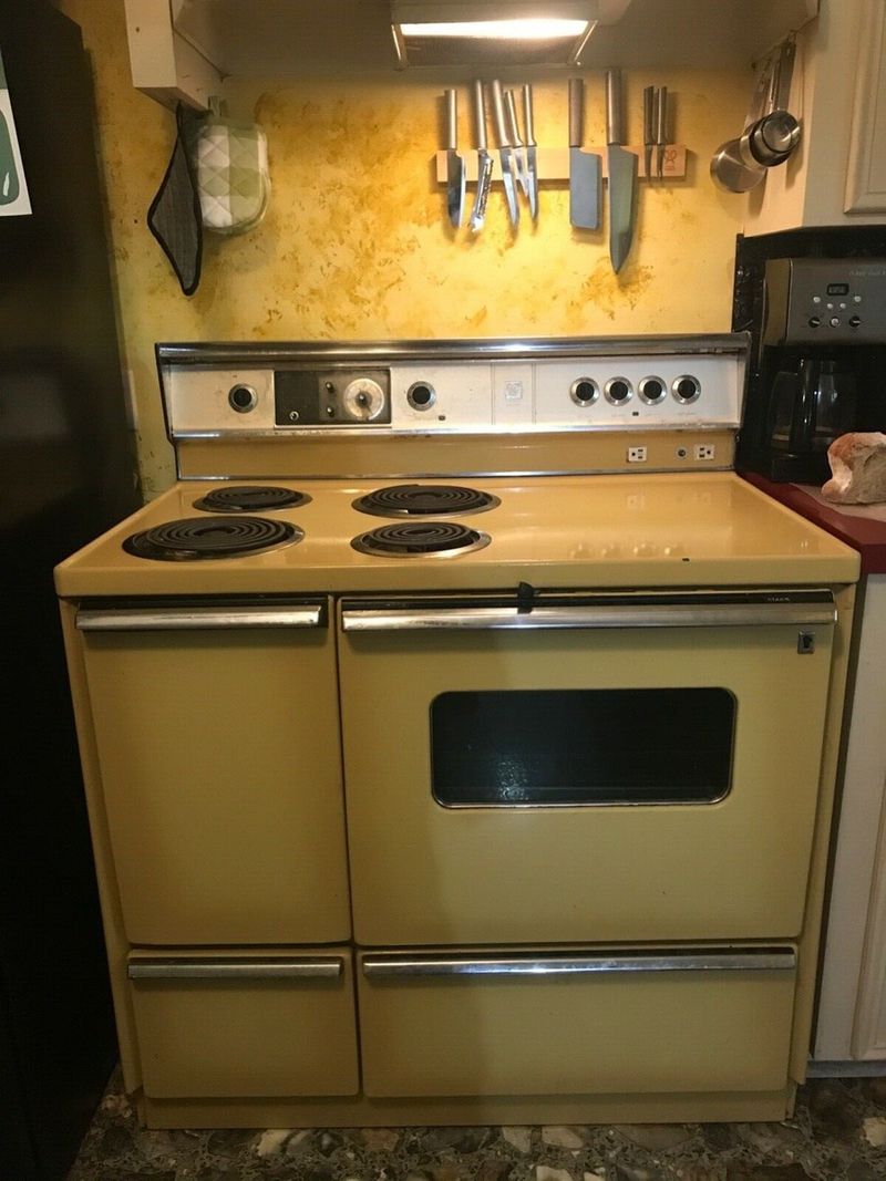 Step Back In Time With 27 Retro Kitchen Styles Straight From The 1970s - Decor Hint Push-Button Electric Stoves