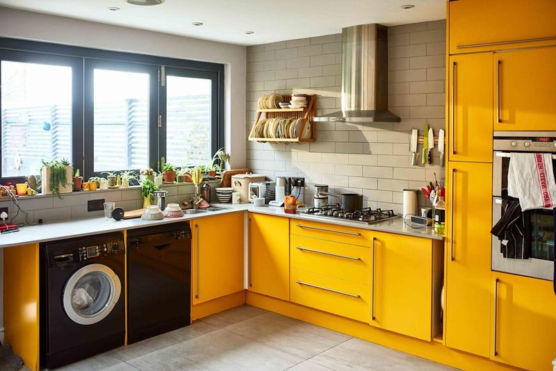 16 Kitchen Shades Chicago Kitchens Are Ditching In 2025 (Plus 4 That Were Never Cool) - Decor Hint Mustard Yellow Loses Its Spice