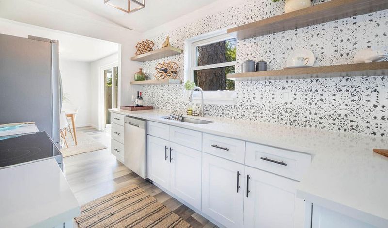 19 Differences Between A French Country Kitchen And An English Country Kitchen, Designers Explain - Decor Hint Decorative Tile Usage