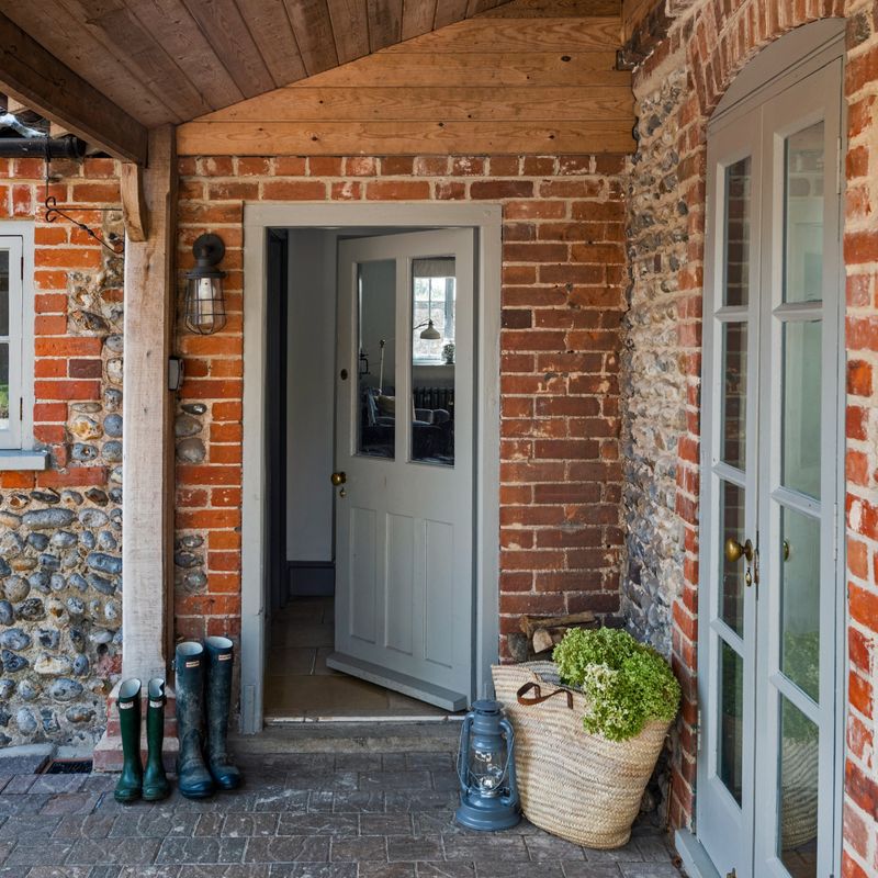 7 Common Porch Eyesores According To Designers And 6 Beautiful Alternatives - Decor Hint Cluttered Space