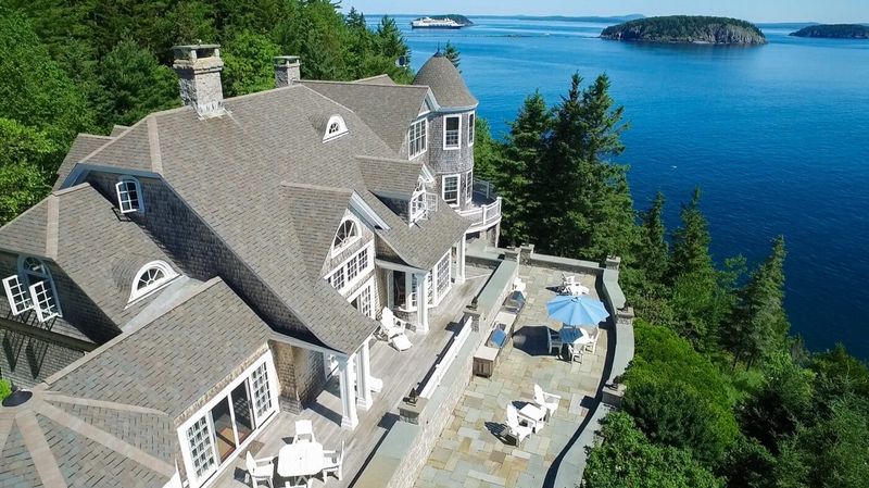 8 Stylish And Welcoming Outdoor Spaces From Rhode Island Homes - Decor Hint Cliffside Entertaining Space