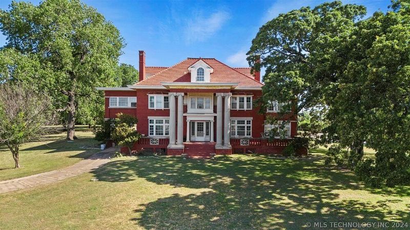 13 Oklahoma Homes That Won't Stand The Test Of Time Beyond 2030 - Decor Hint Bloated Colonial Revival Monsters
