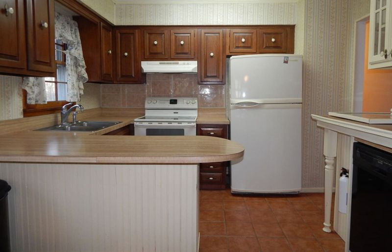 14 Kitchen Deal-Breakers That Make Colorado Homebuyers Run For The Hills, Interior Designers Reveal What To Avoid - Decor Hint Energy-Guzzling Dinosaur Appliances