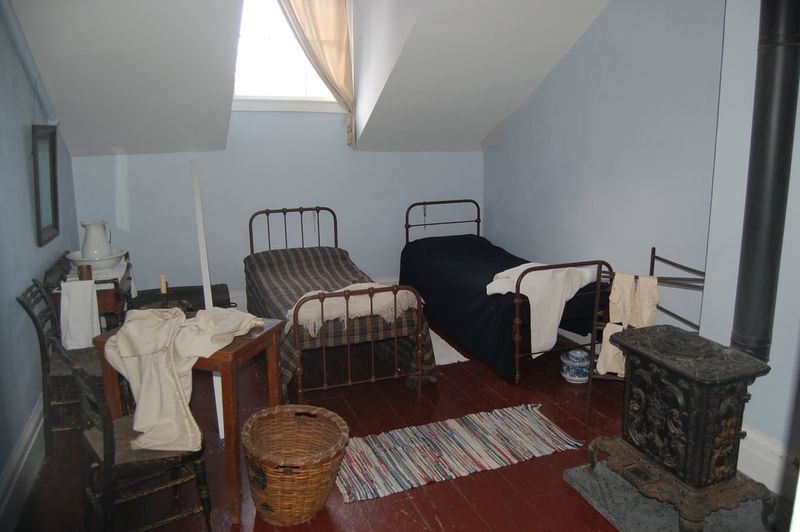 16 Retro New York Apartment Details That Are Almost Extinct - Decor Hint Servant Quarters
