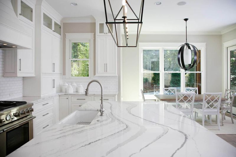 In Stockton Homes 12 Kitchen Looks Are Losing Favor 10 Stylish Ones Remain - Decor Hint Busy Patterned Laminate Countertops Losing Ground