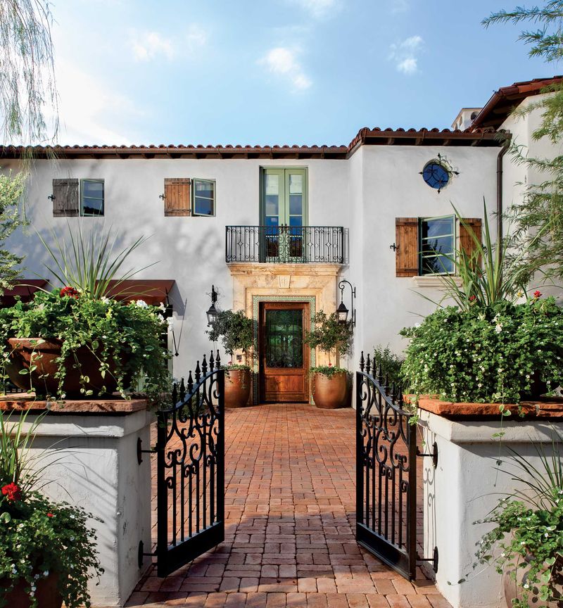 7 Ways Southern Charm Shows Up In Scottsdale Homes Plus 3 Essentials You Can't Skip - Decor Hint Iron Accents
