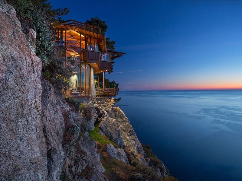 15 Modern House Design With An Amazing View - Decor Hint Cliffside Glass House Overlooking the Ocean