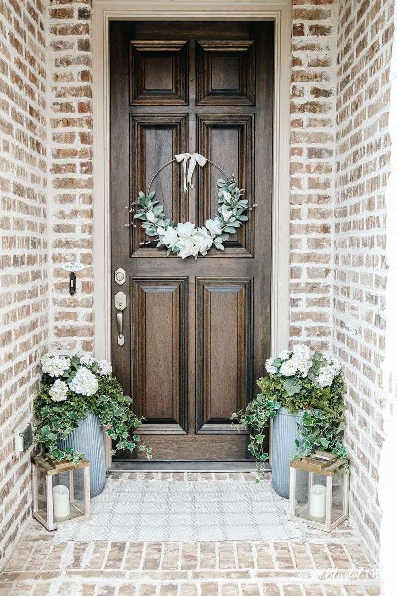 9 Items That Designers Say Should Never Be On Your Porch (And 8 That Should Be) - Decor Hint Fresh, Seasonal Wreaths