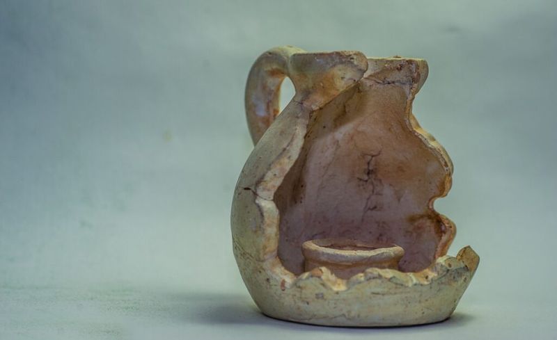 10 Household Treasures That Aren't Worth Much And 10 You Shouldn't Even Bother Selling - Decor Hint Chipped Ceramic Vases