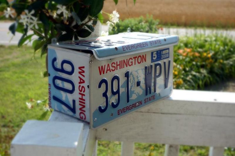 27 Quick, Easy Upcycling Hacks Anyone Can Do - Decor Hint License Plate Mailbox
