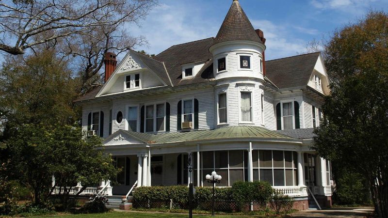 Queen Anne Style Losing Its Crown
