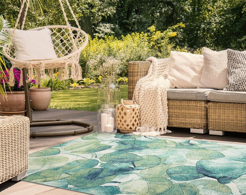7 Porch Pieces To Toss And 5 That Designers Recommend Keeping - Decor Hint Keep: Durable Outdoor Rug