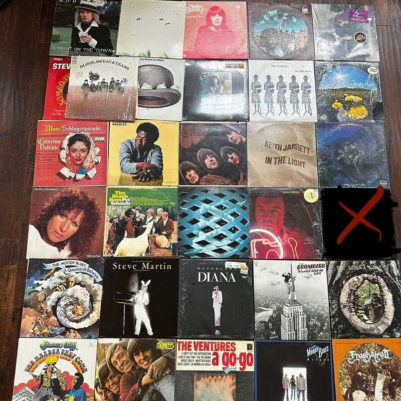 5 Items In Grandma’s Living Room That Are Worth A Fortune (And 5 That Are Kind Of Worthless) - Decor Hint Vintage Vinyl Records