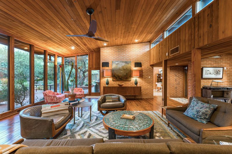6 Decor Choices In Yuma Homes Making A Comeback And 4 That Never Left Style - Decor Hint Mid-Century Modern Accents