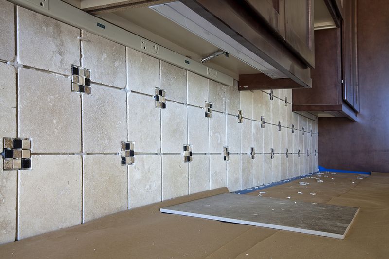 How To Upgrade Your Kansas Kitchen: 9 Things That Bring It Down (And 10 That Lift It Up) - Decor Hint Dingy, Stained Backsplashes