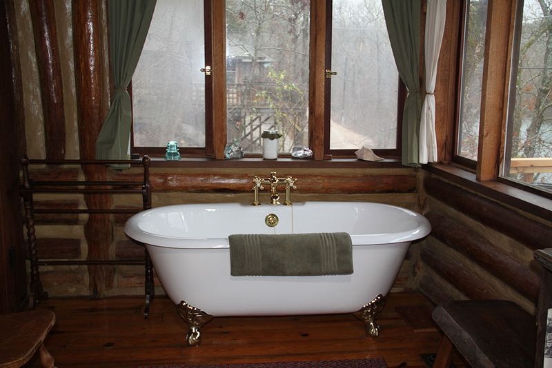 11 Classic Looks Still Going Strong In Eureka Springs - Decor Hint Clawfoot Tubs in Vintage-Style Bathrooms