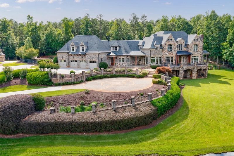 Alpharetta's Housing Shift: 3 Home Types Slipping In Value By 2025 (And 4 Seeing Growth) - Decor Hint Luxury Single-Family Homes