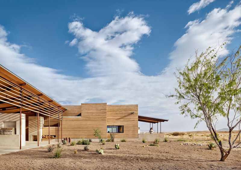 7 Exterior Design Ideas From Alabama Homes That May Work Well In Dry Climates - Decor Hint Breezeway Connections Between Buildings