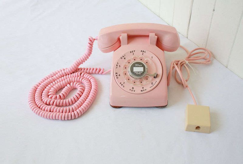 Retro Comeback: 16 Home Items That Are Big Again In The Pacific Northwest - Decor Hint Retro rotary telephones