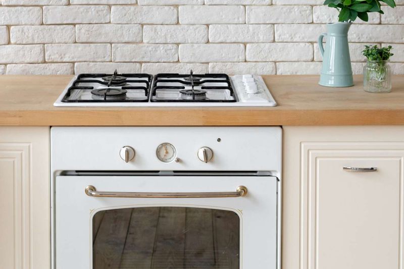 Homebuyer Reactions: 11 Kitchen Turnoffs - And 6 Features That Win Them Over - Decor Hint Outdated Appliances