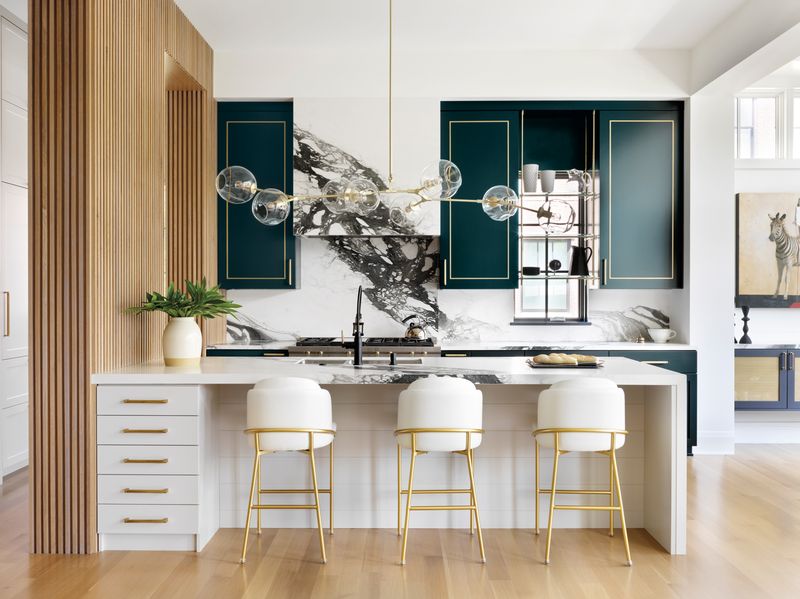 The 13 Paint Tricks Designers Swear By For A More Luxurious Kitchen - Decor Hint Color Blocking