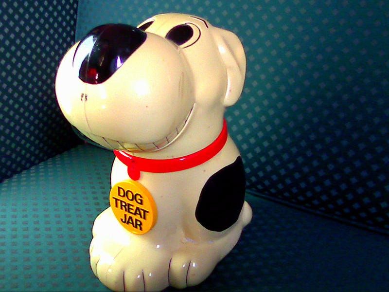 4 Vintage Decor Items Losing Value In Eugene Homes (And 9 That Never Shined) - Decor Hint Ceramic Figurines From Chain Stores