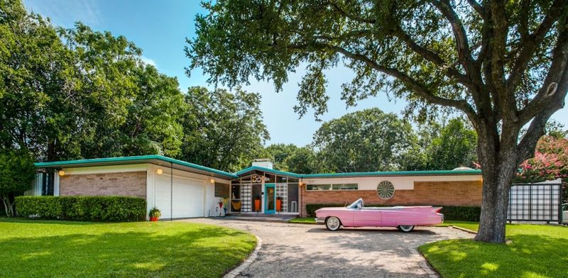 9 Vintage Houses That Still Look Exactly Like They Did Years Ago - Decor Hint Time‑Warp Catskill House: Frozen in the 1950s