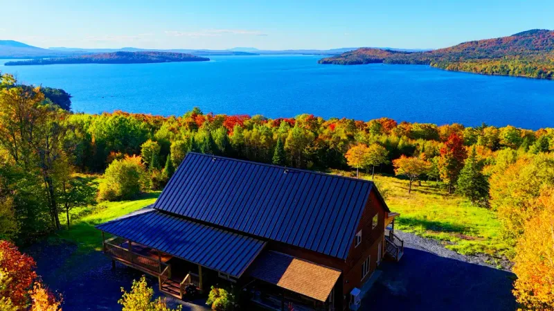 25 Secluded Mansions In Maine With Unforgettable Settings - Decor Hint Moosehead Lake Manor, Greenville area
