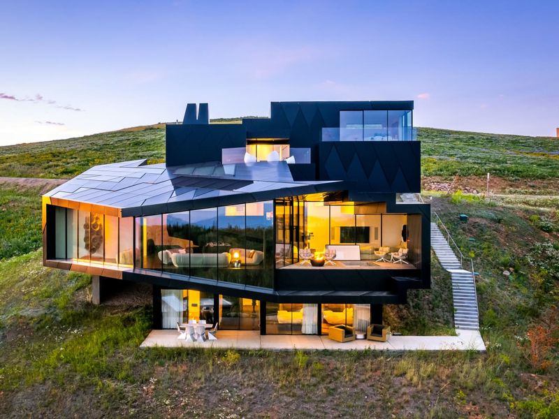 8 Value-Tanking Homes Of 2025, And 3 That Are Just As Hopeless - Decor Hint Frigid Ultra-Modern Glass Palaces