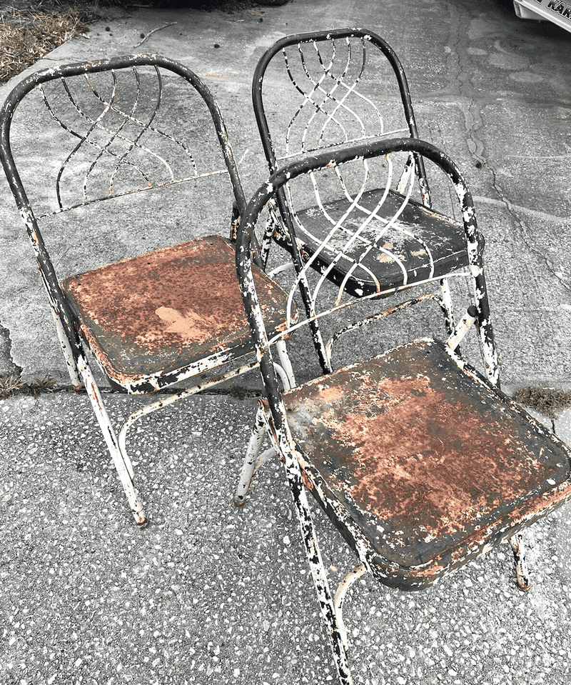 The 9 Outdoor Pieces Rhode Island Pros Nix And 8 That Belong On Your Porch - Decor Hint Rusty metal benches (nix)