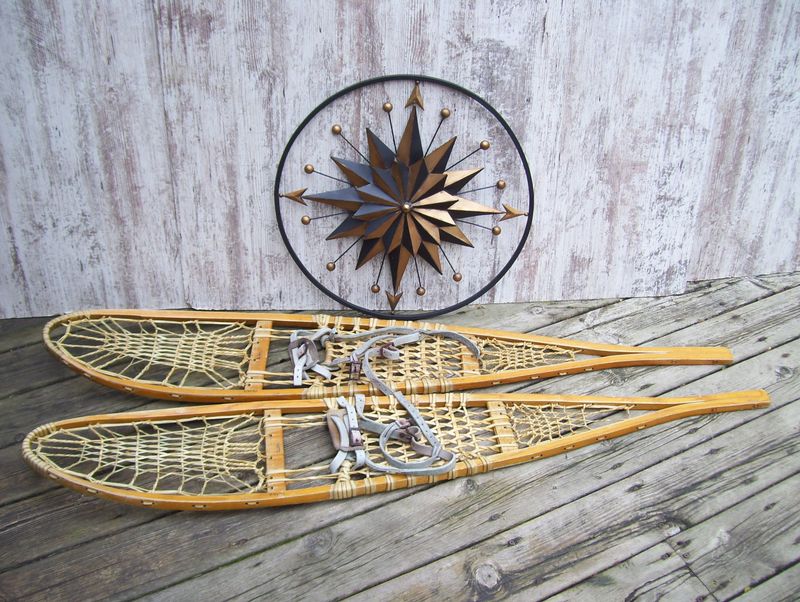 12 Cozy Decor Ideas Inspired By Vermont Cabin Homes - Decor Hint Antique Snowshoes And Skis As Wall Art