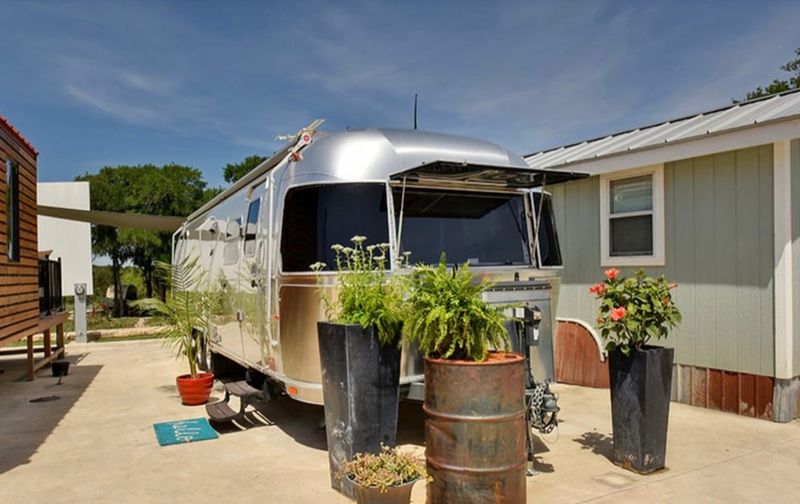 22 Coolest Tiny Homes On Wheels Cruising Around Texas - Decor Hint Vintage Camper Conversion