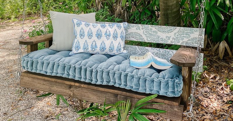 Home Sweet Virginia: Weekend DIY Ideas You'll Love - Decor Hint Build A Cozy Screened Porch Swing