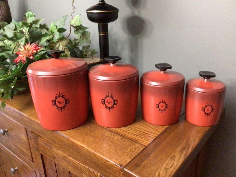 16 Retro Kitchen Styles Designers Miss And 5 They Hope We Forget Forever - Decor Hint Vintage Metal Canisters