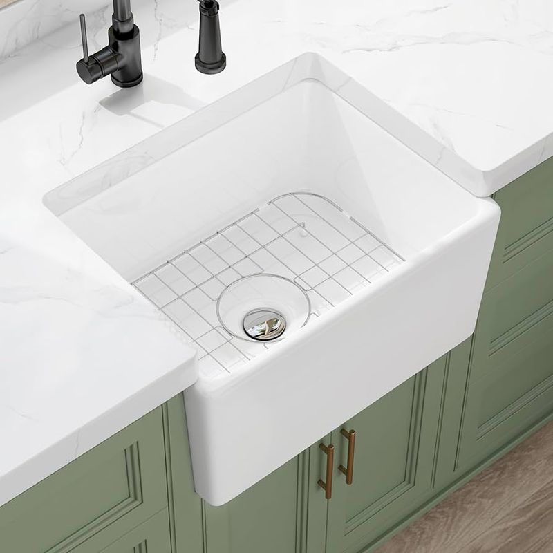 11 Kitchen Styles Falling Out Of Favor In Florida (And 11 That Are Here To Stay) - Decor Hint Faux farmhouse sinks