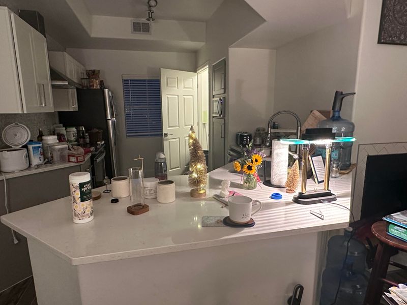 10 Features That Cheapen Your Colorado Kitchen (And 10 That Add Instant Class) - Decor Hint Cluttered Countertops