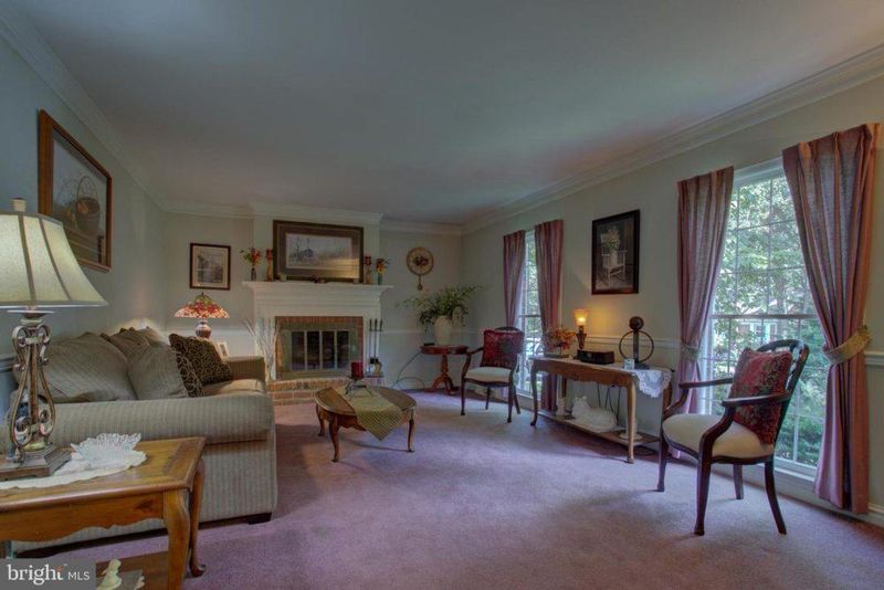 Real Estate Agents In Georgia Warn: These 10 Styles Are Losing Appeal Fast - Decor Hint Wall-to-wall carpet in main living areas