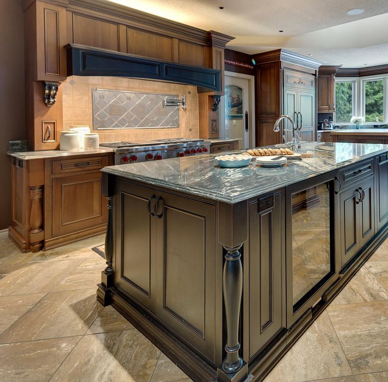 7 Fading Kitchen Fads In Boise And 6 Classic Designs That Still Shine - Decor Hint Matte Black Hardware And Fixtures