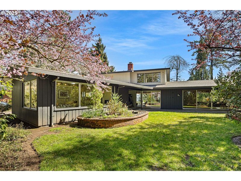 Eugene Real Estate Watch: 4 Types Of Homes Falling In Value (And 8 Set To Rise) - Decor Hint Mid-Century Modern Homes With Upgrades