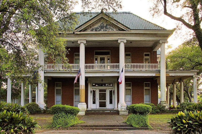 16 Secluded Texas Mansions Stretch Out In The Lone Star State - Decor Hint Beaumont Estate